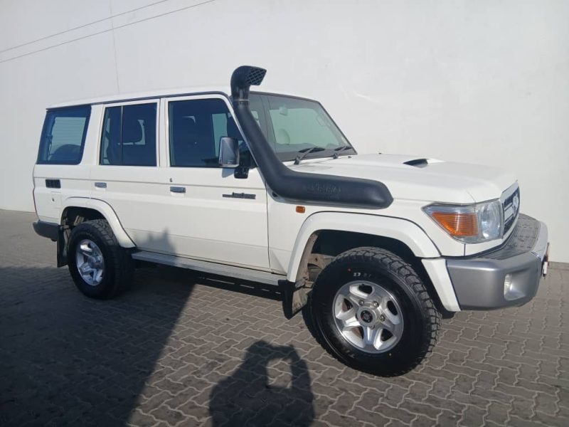 TOYOTA LAND CRUISER STATION WAGON